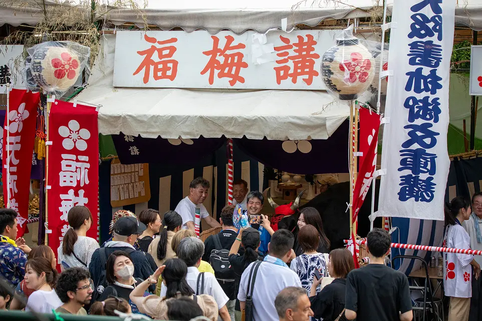 天神祭で奉仕を行う福梅講の講席と提灯