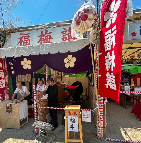 天神祭で奉仕を行う福梅講の講席と提灯