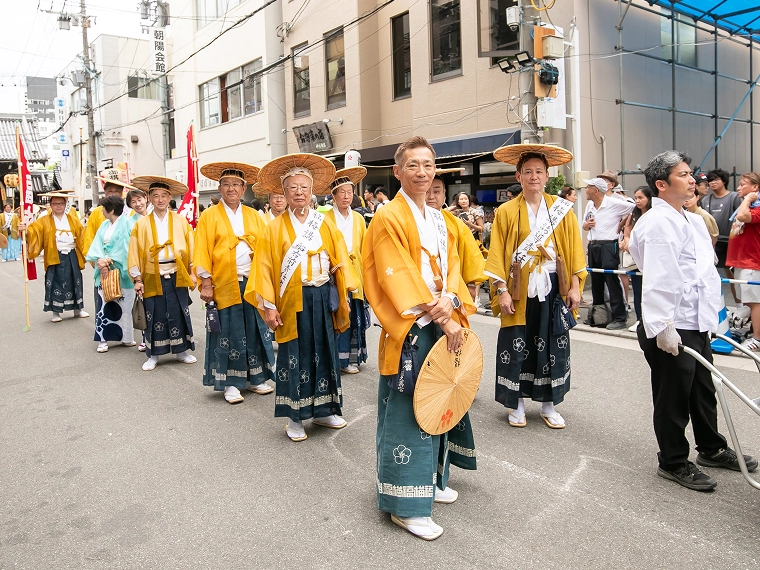 天神祭の行列に参加する福梅講の講員たち