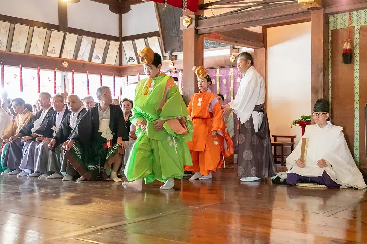 天神祭の神事で奉仕する牛曳童児が社殿内を進む様子