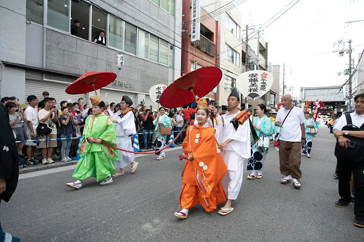 天神祭の陸渡御で参道を進む牛曳童児と随行の一行