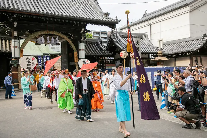 大阪天満宮の門前を進む天神祭の牛曳童児と講の行列