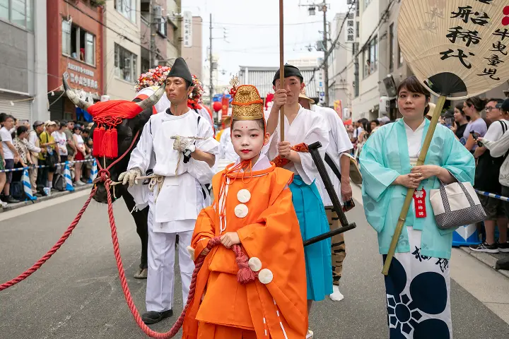 天神祭の行列で牛を導く牛曳童児と奉仕者たち